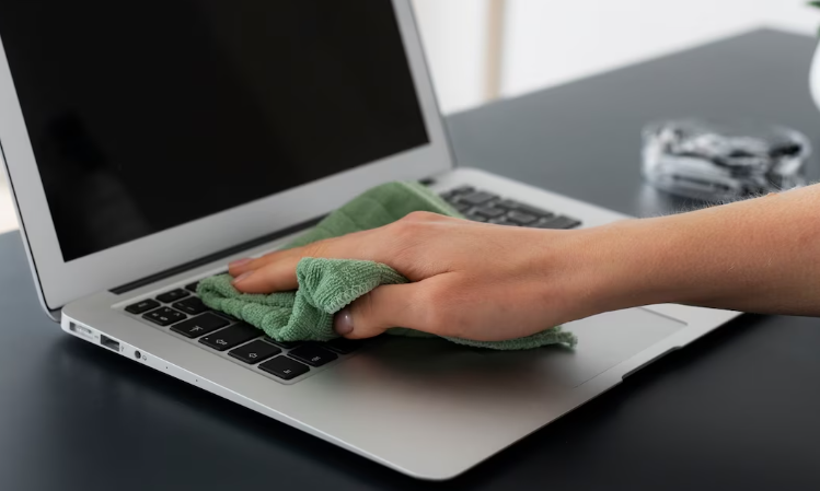 Пошкодження MacBook водою: Як врятувати ноутбук