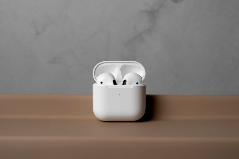 Як правильно чистити AirPods: помилки та поради від експерта